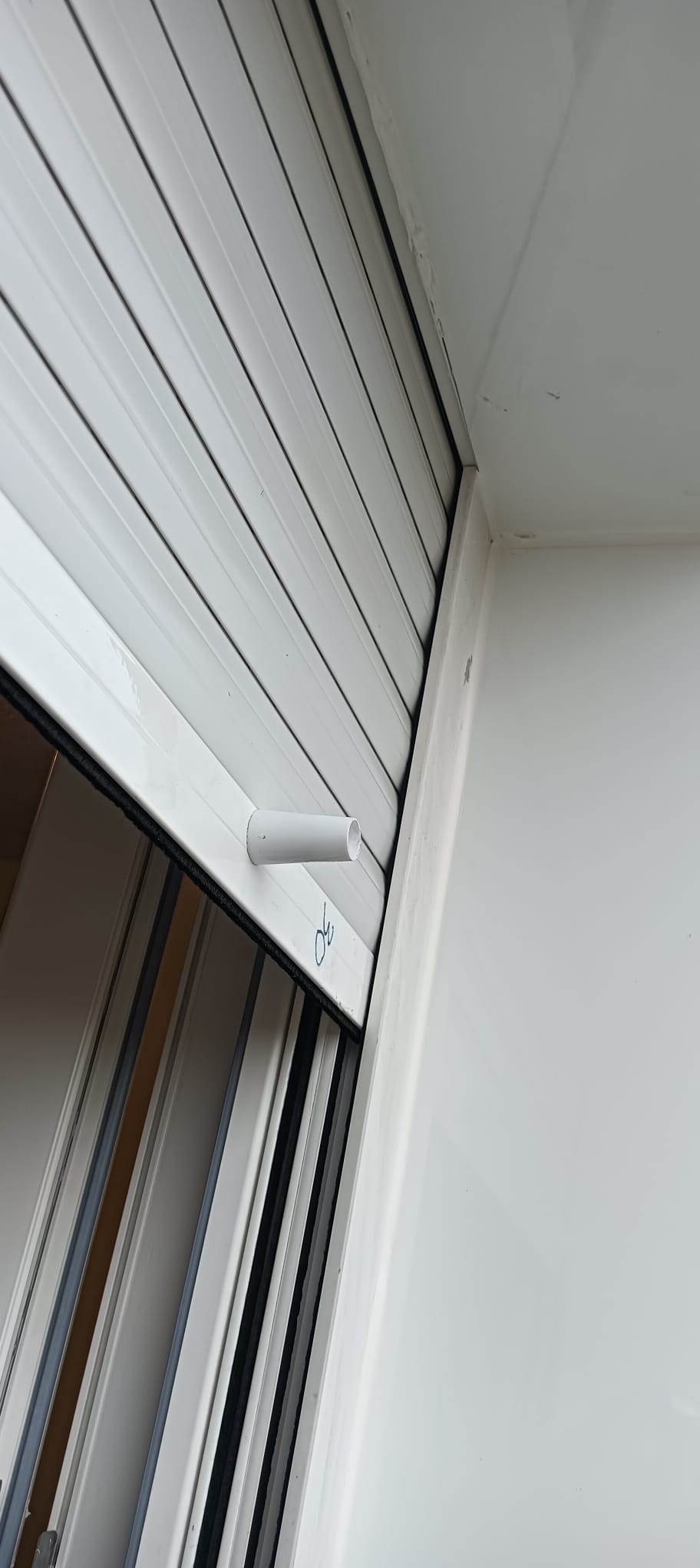 VENTANAS VIVIENDA CON EMBOCADURA DE CHAPA POR LA PARTE EXTERIOR